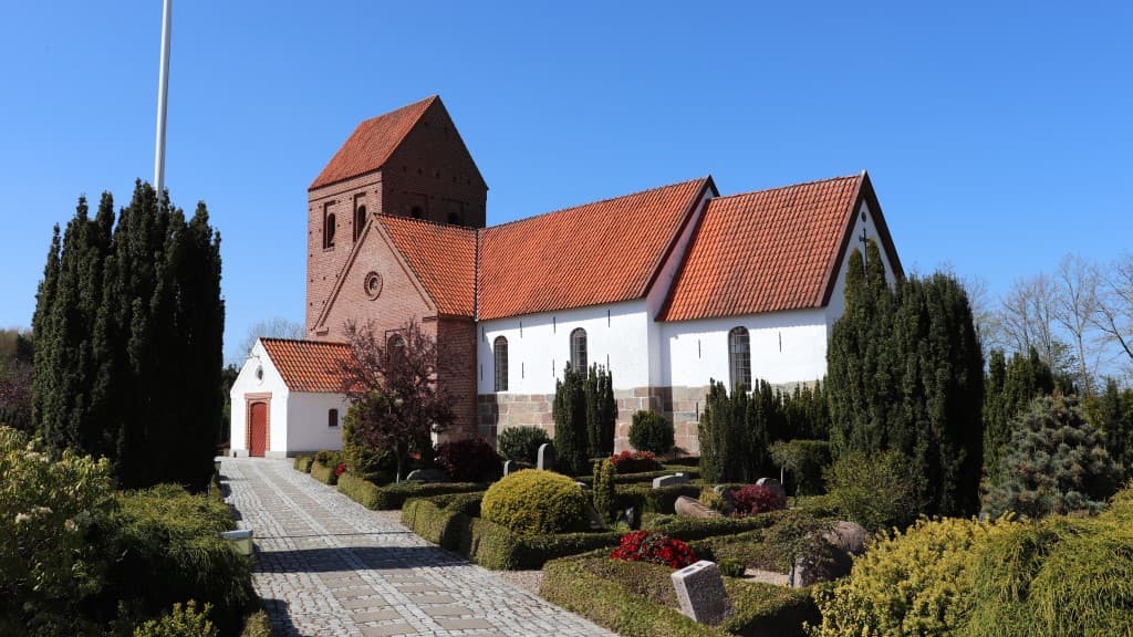 Vorbasse kirke - Facade og sti op til indgang