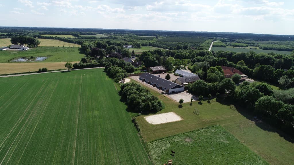 Fitting Landsbyferie - Drone billede over Fitting Landsbyferie