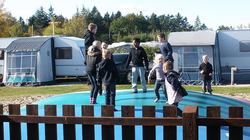 Hoppepude - Børn der hopper på hoppepude