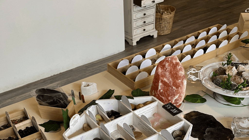 Sten og perler, Angie Buran's Mind & Magic