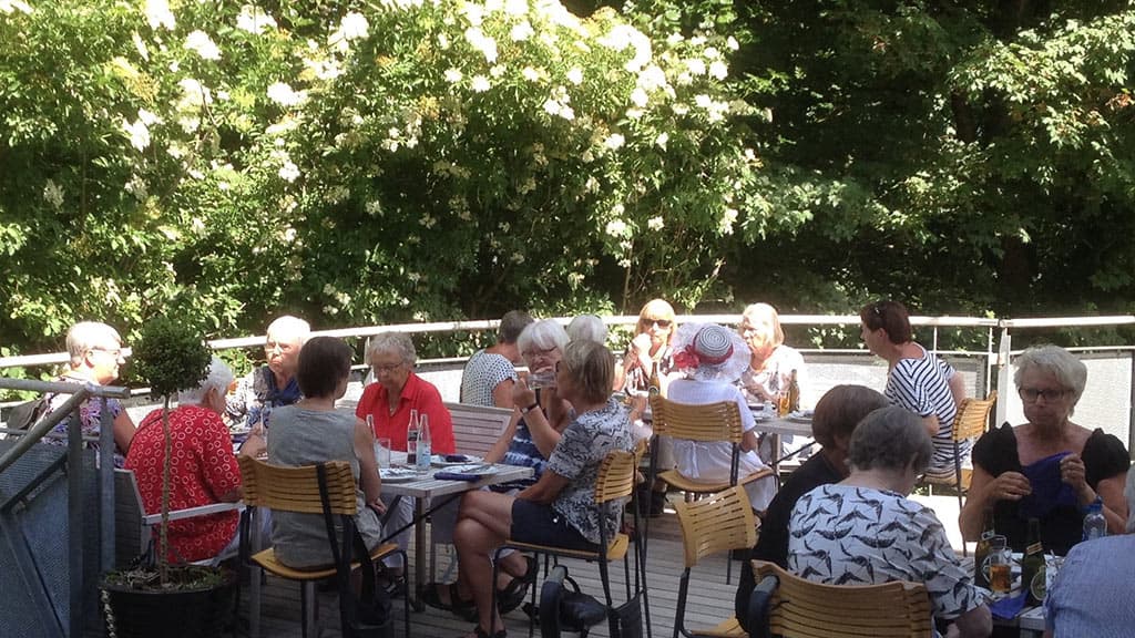 Udendørsservering om sommeren ved KunstCentret Silkeborg Bad