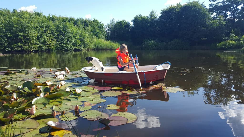 Hund og pige i båd ved Bække bed and breakfast