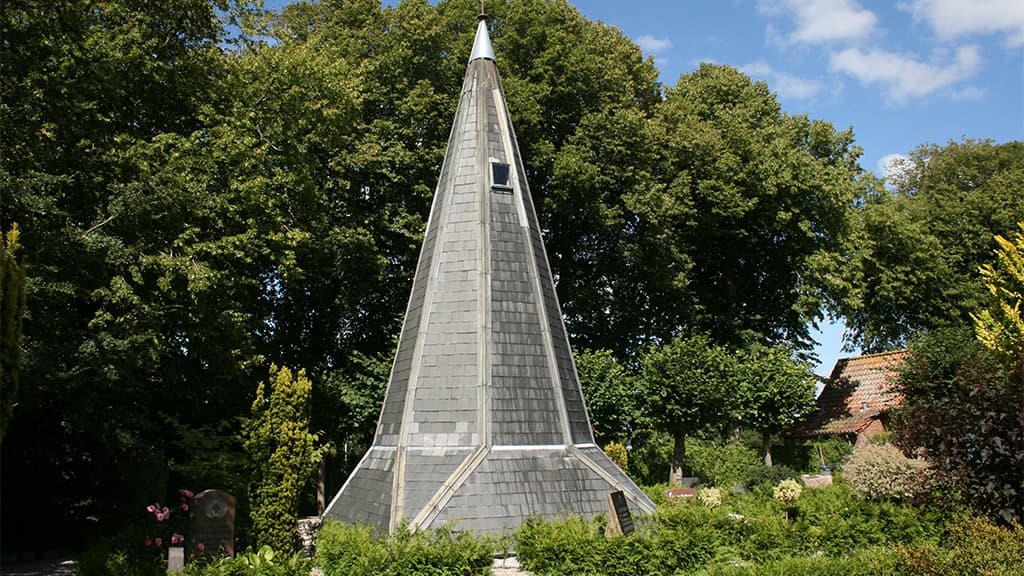Den gamle spidse tårn top fra Gesten Kirke