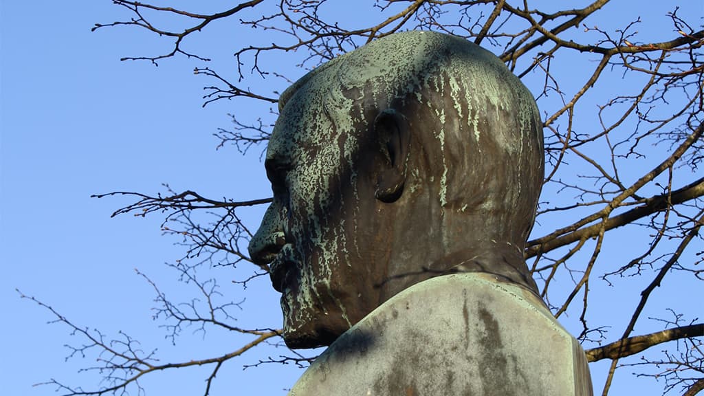 Johannes Lauridsen, statue foran Vejen Station