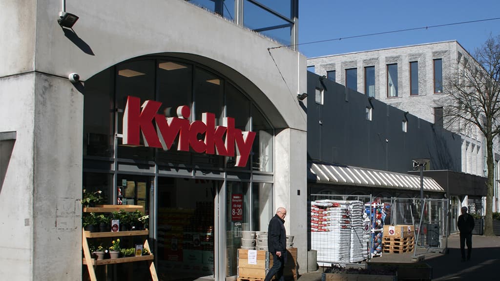 Dagligvarebutikken Kvickly midt i Vejen by.