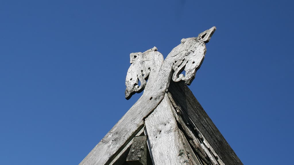 Udskåret tagrytter på vikingehuset i Jels