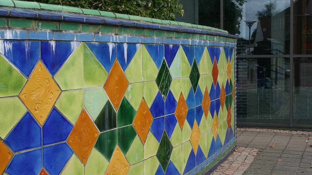 Genforeningsmuren i Rødding, keramikfliser i mange farver og motiver fra Genforeningen