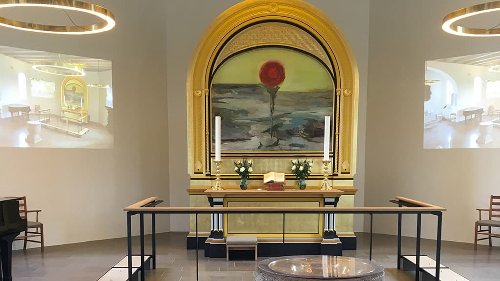 Alteret i Vejen kirke, der fik nye farver i 2021