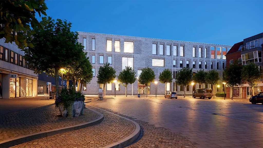 Vejen Rådhus med lys