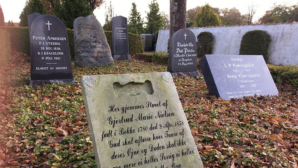 Lapidarium ved Bække Kirke - særlige gravsten