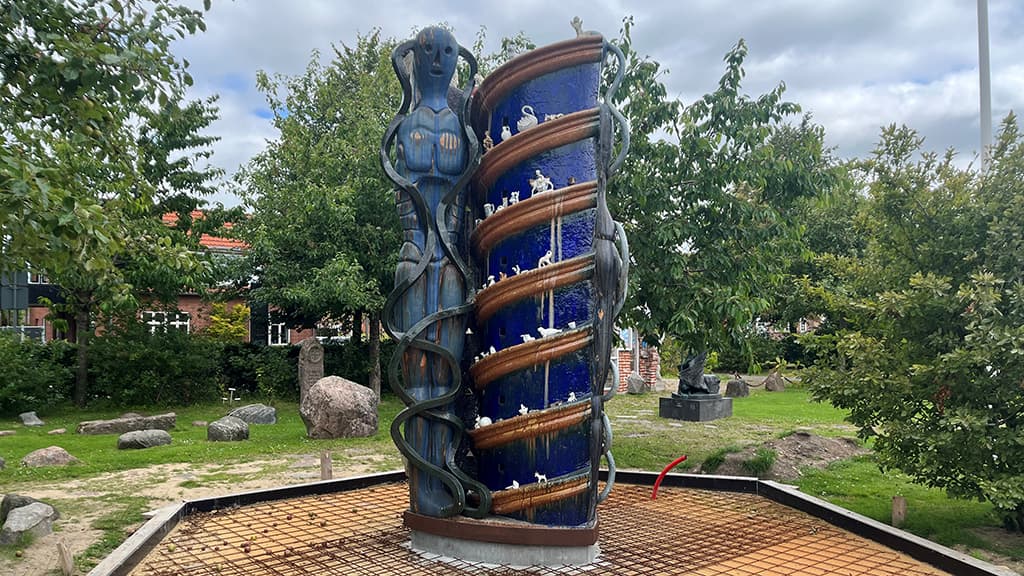 Bjørn Nørgaard Kantet krukke på Museumspladsen Vejen Kunstmuseum