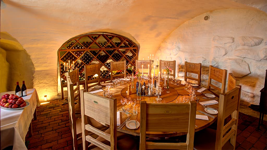 Herregårdskælder rundt bordopdækning