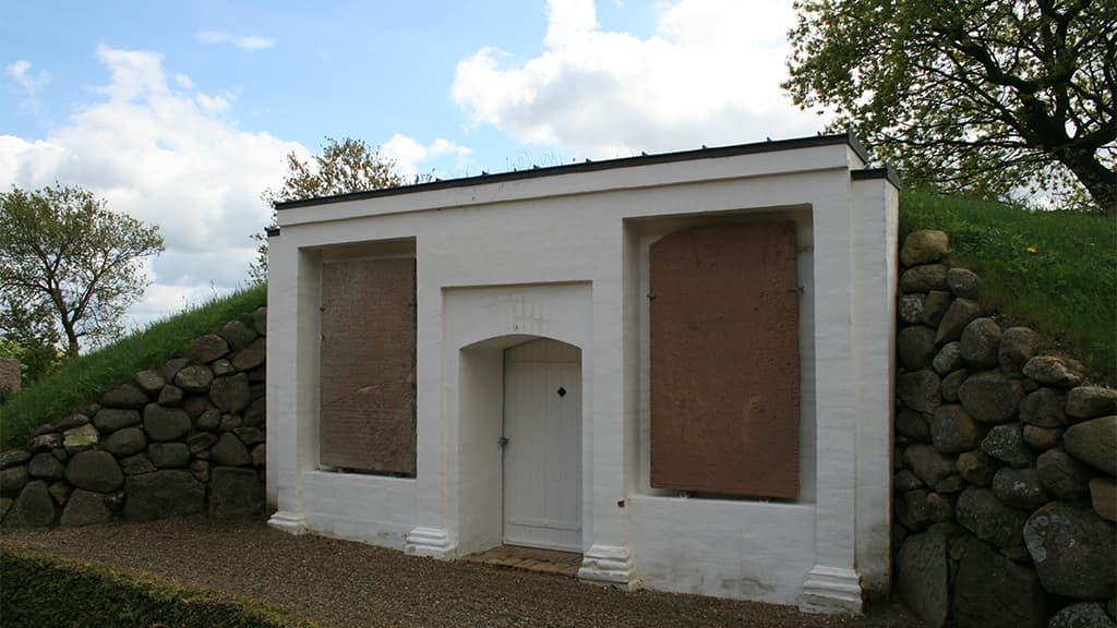 Adelgravplads i gravhøj - Folding Kirke