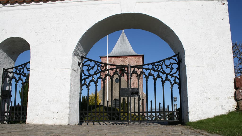 Indgang til Skrave Kirke