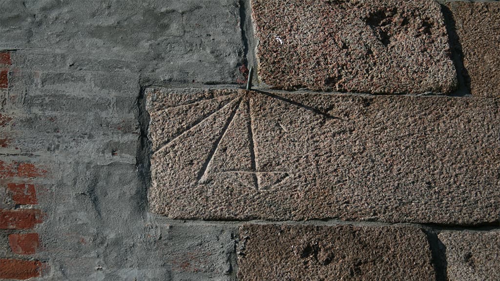 Solur på Skrave Kirke