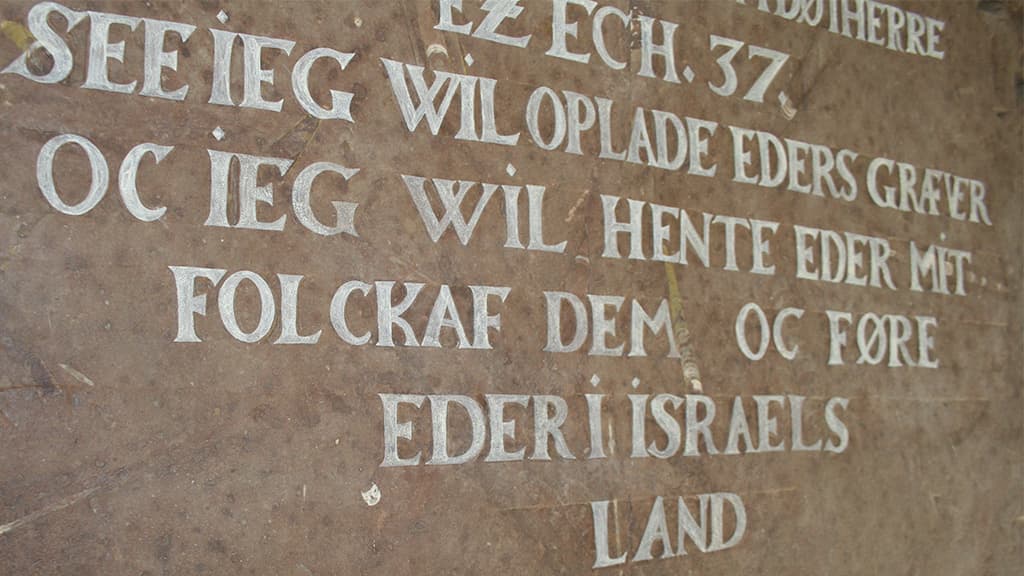 Skrave Kirke - gravmæle