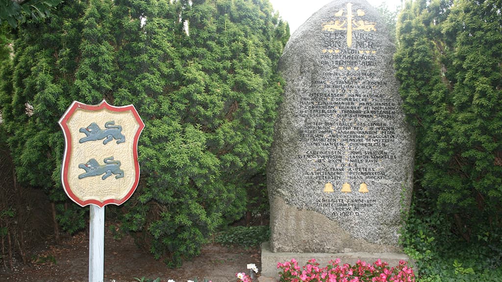 Mindesten ved Jels Kirke