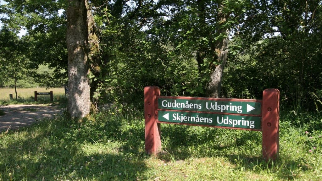 Skilt ved Det Store Vandskel viser vej til Gudenåens Udspring og Skjernåens Udspring