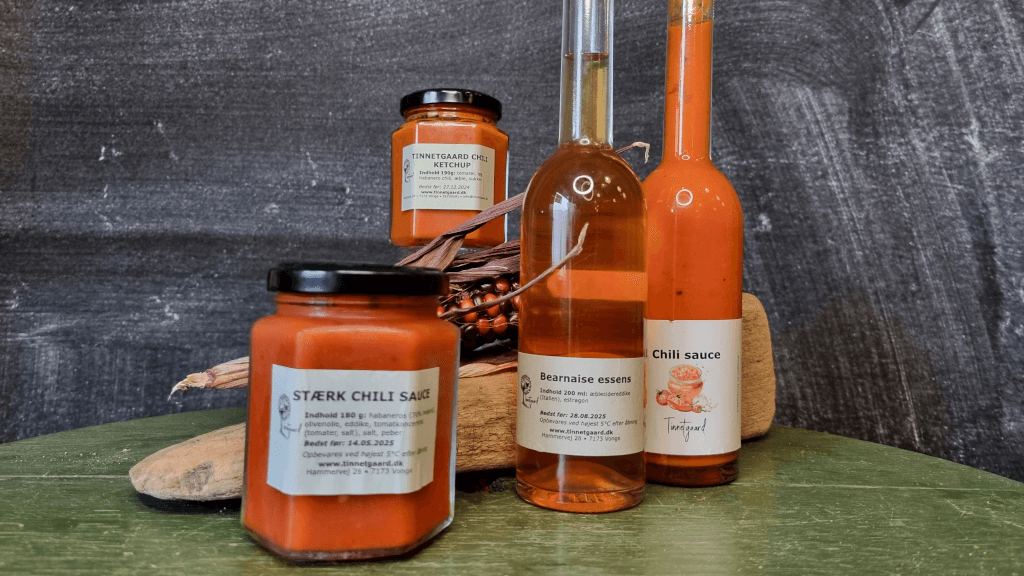 Chili sauce, chili ketchup og bearnaise essens fra Tinnetgaard på et bord