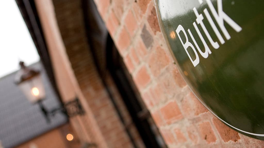 Stemningsbillede grønt skilt på gammelt murværk