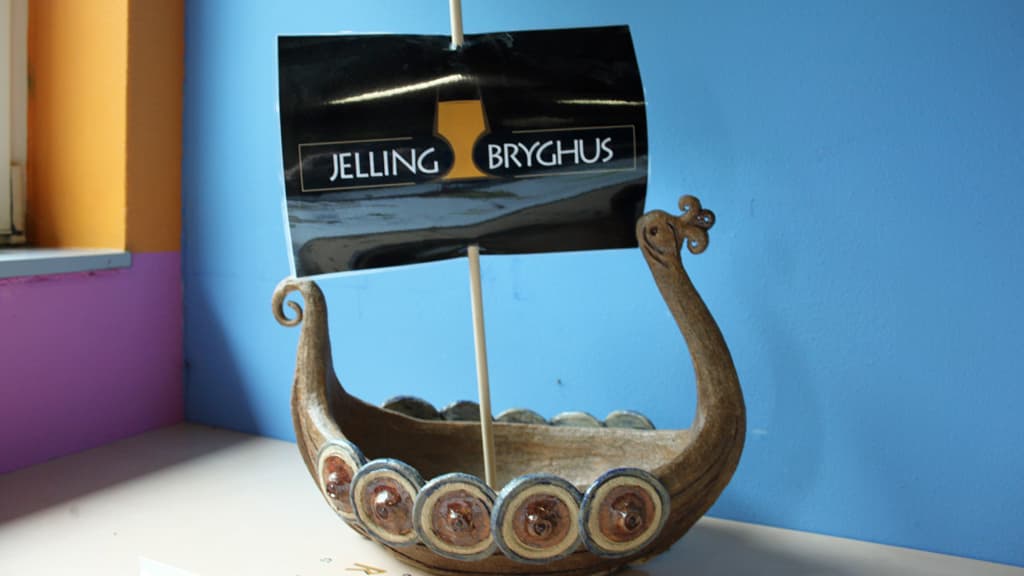 Jelling Bryghus' logo og vikingeskib