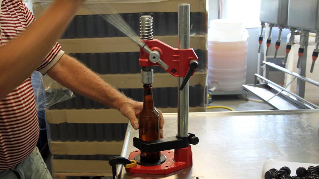 Der kommer øl kapsel på med håndkraft