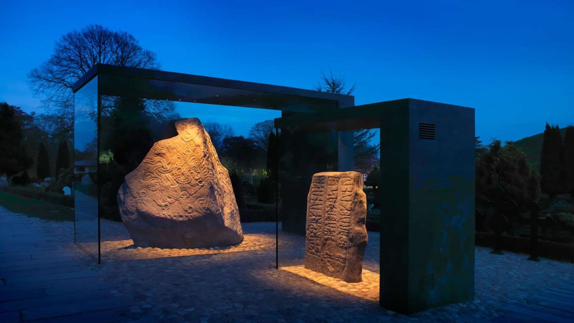 Jelling-monumenterne - stenene om aftenen