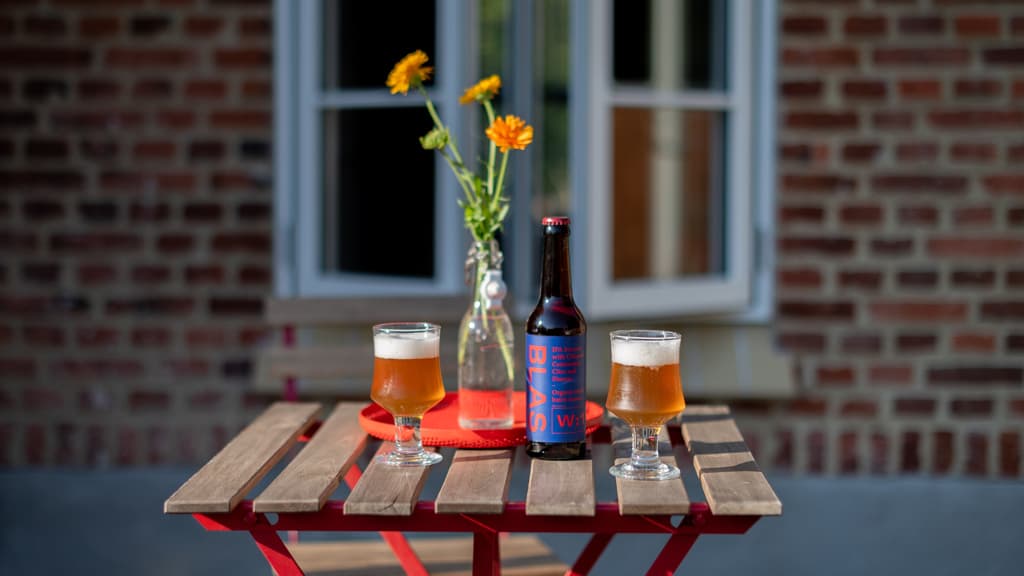 Et bord med to ølglas og en øl med fra BLAS