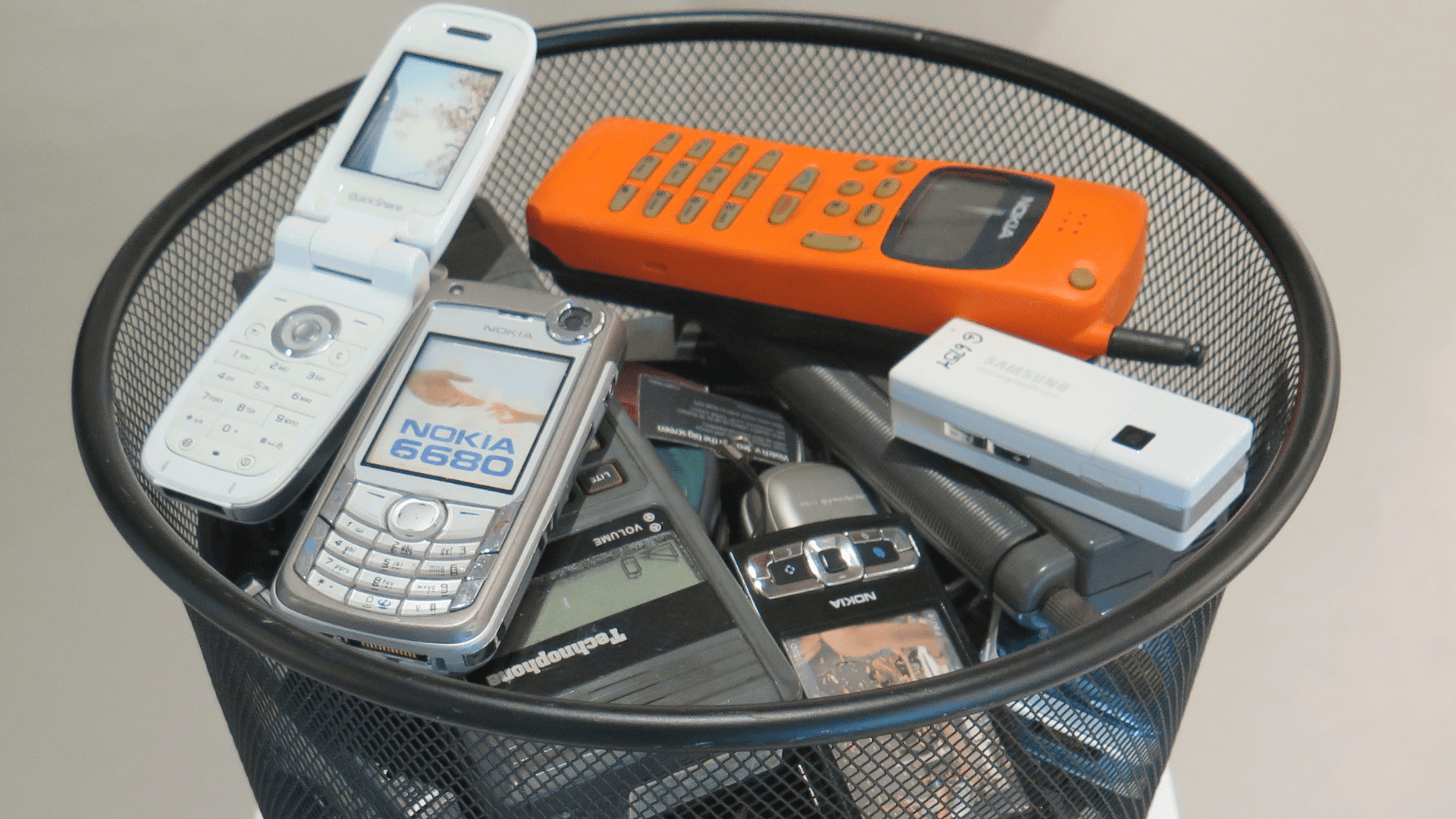 Mobiltelefoner i udstilling på Randbøl Sogns Arkiv og Museum