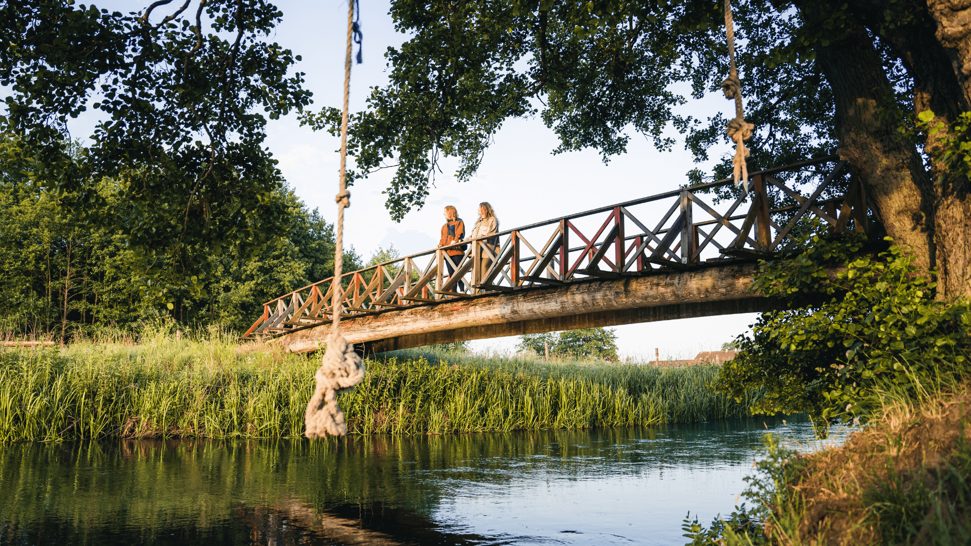Piger på tur i Vejle Ådal ved bro