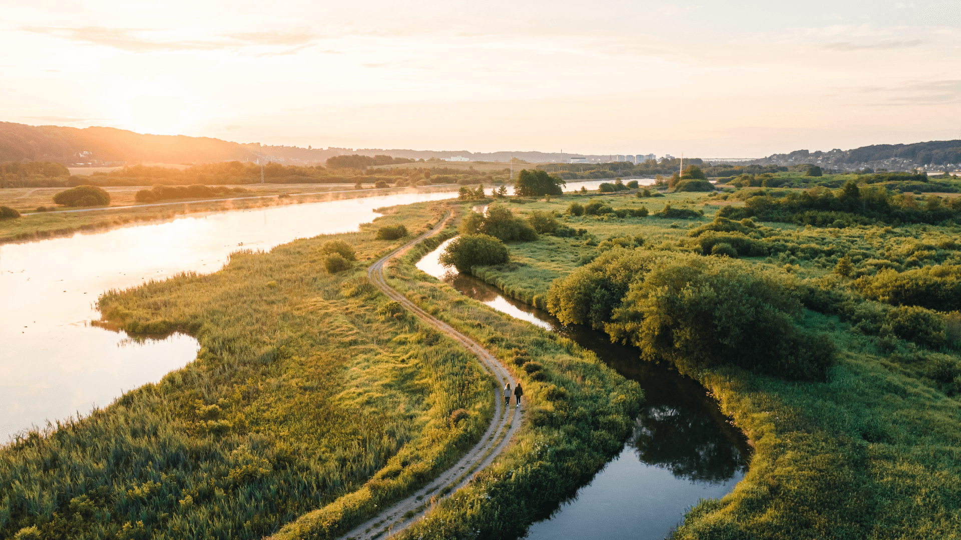 Udsigt over Vejle Ådal ved Kongens Kær i solen