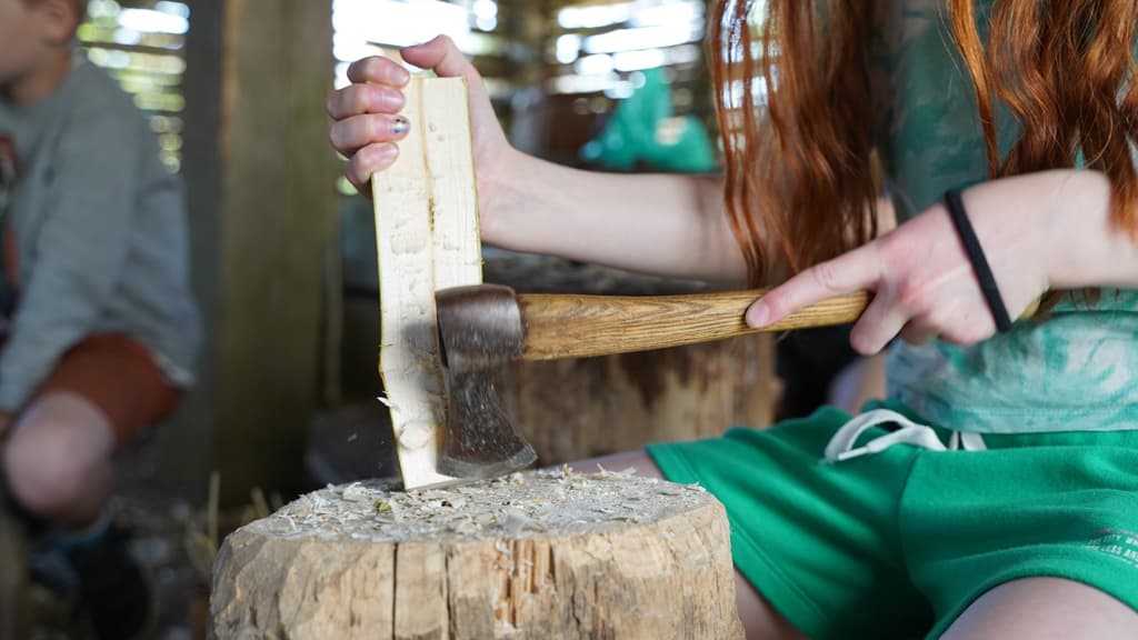 Øksearbejde på Vingsted jernaldermarked