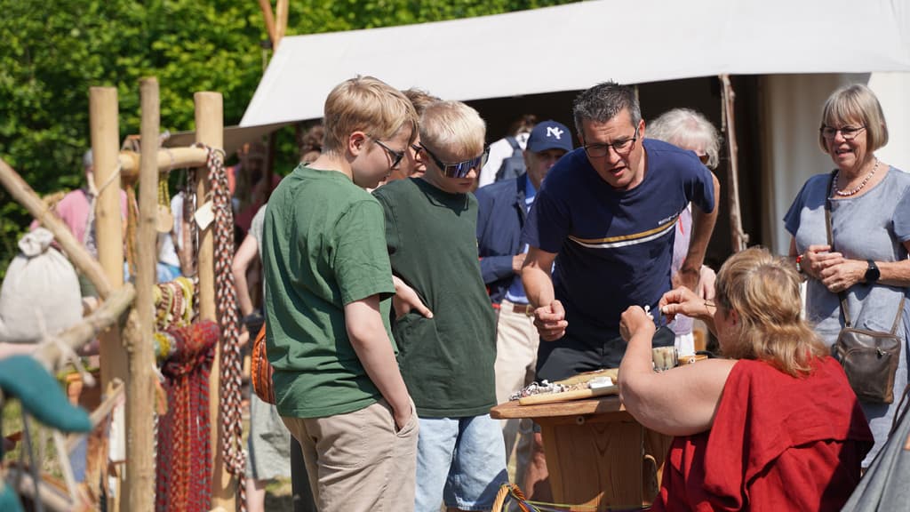 Besøgende på Vingsted jernaldermarked