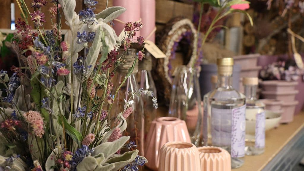 Egenproducerede varer og upcyclede produkter i Tinnetgaards Gårdbutik