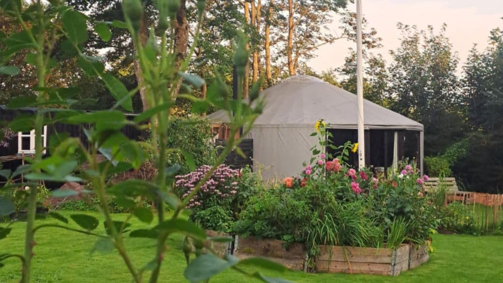 Die mongolische Jurte von Harresø Have, umgeben von Natur