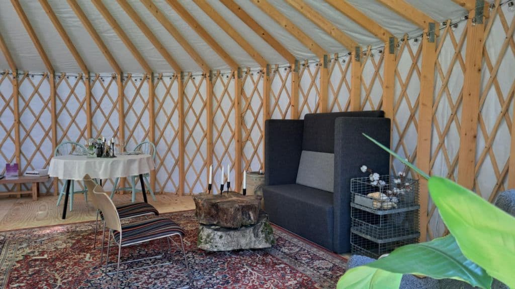 Sofaecke in der mongolischen Jurte von Harresø Have