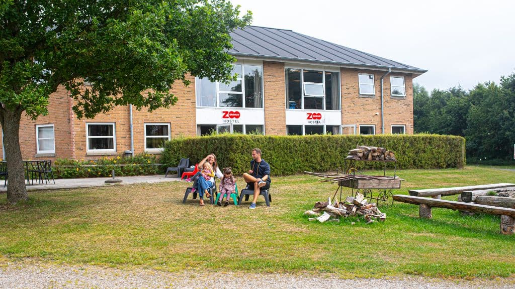 Gæster ved bålpladsen på GIVSKUD ZOO HOSTEL