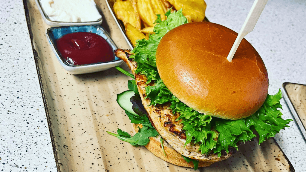 Burger med pomfritter hos Café 89