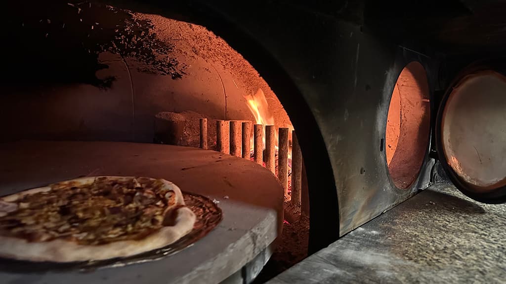 Cafe Enzo i Aars, ægte italiensk stenovnspizzaer, steaks, salater, pastaretter og burger