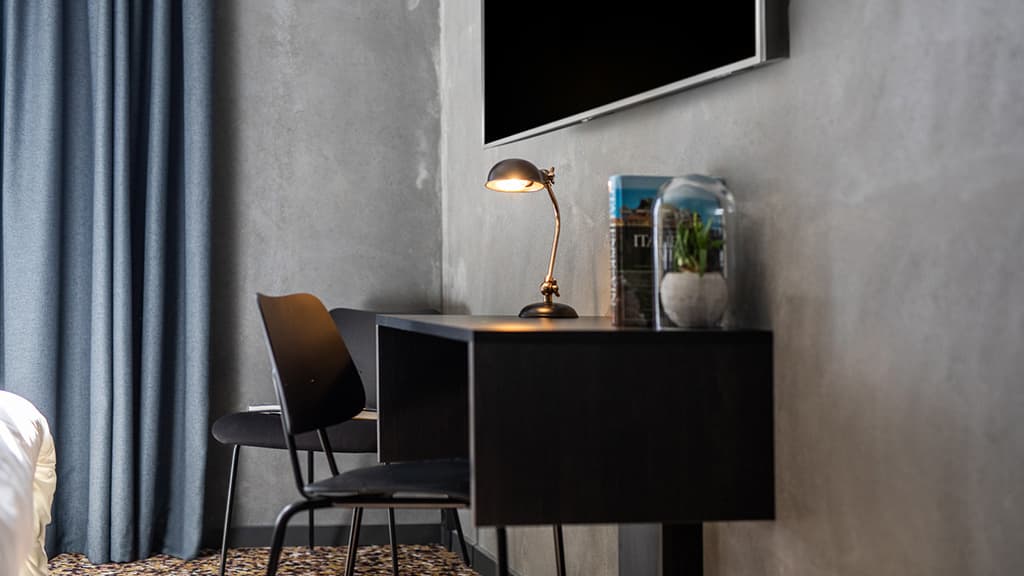 Skrivebord og TV på værelse