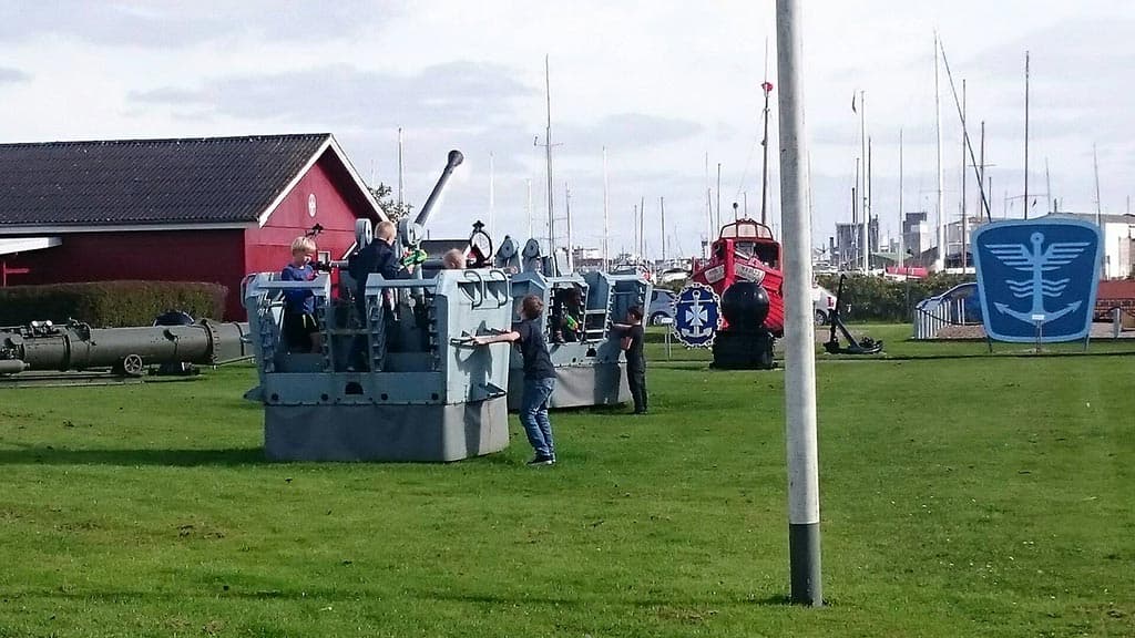 Børn der leger med udstillingen