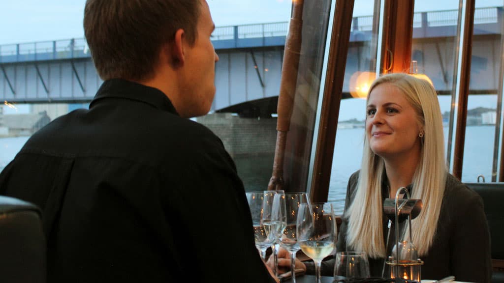 Par der sidder og spiser