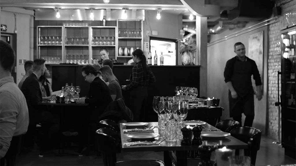 Mennesker der sidder på restauranten