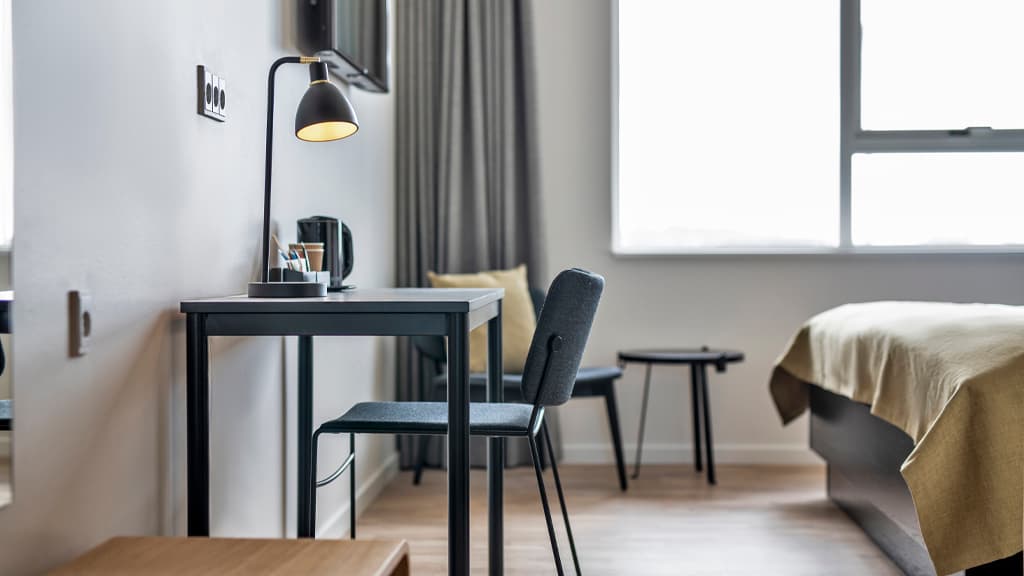 Kompas Hotel, gul, værelse, siddeplads