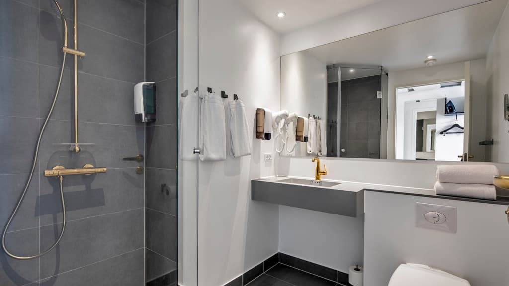 Kompas Hotel, badeværelse, grå
