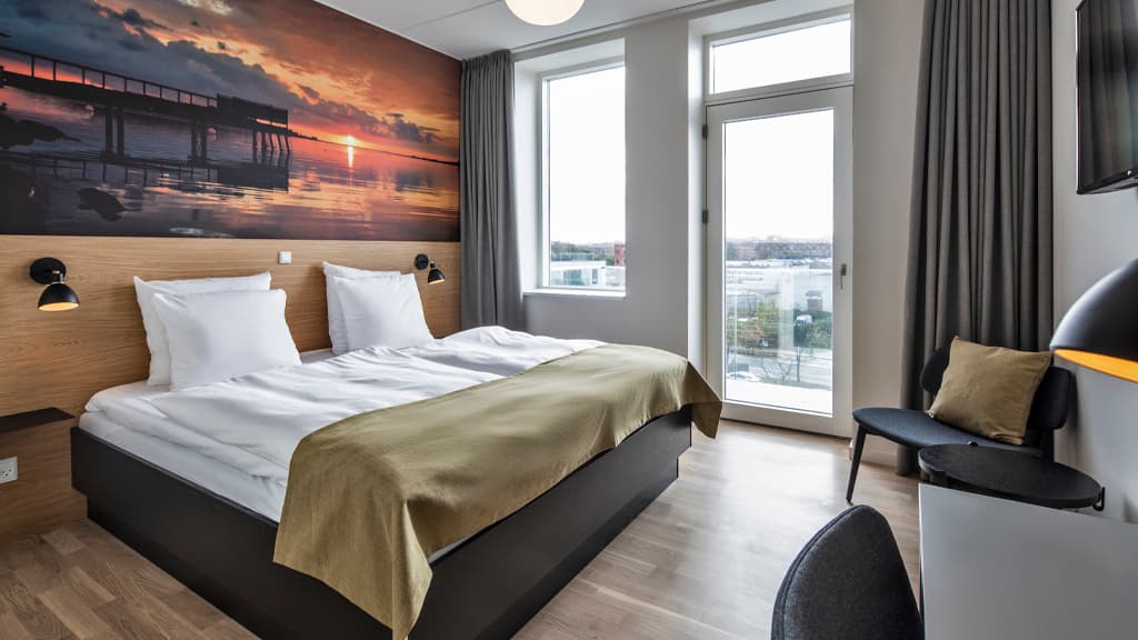 Kompas Hotel, gul, værelse, seng