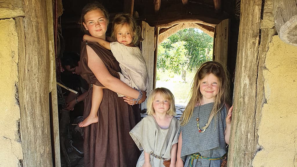 Bo som familie i Hvolris Jernalderlandsby