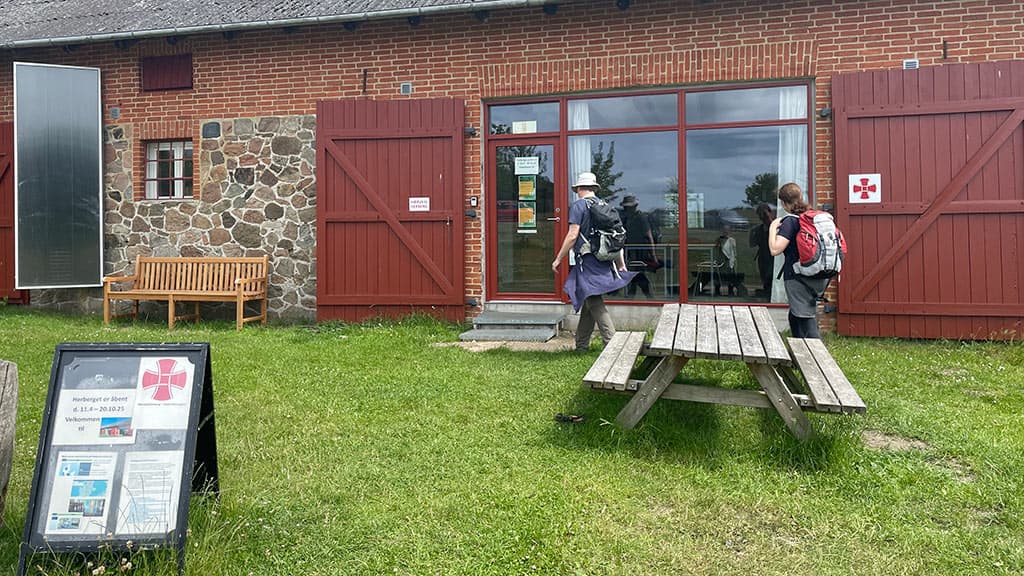 Borde-bænkesæt ved herberget ved Hald Hovedgaard