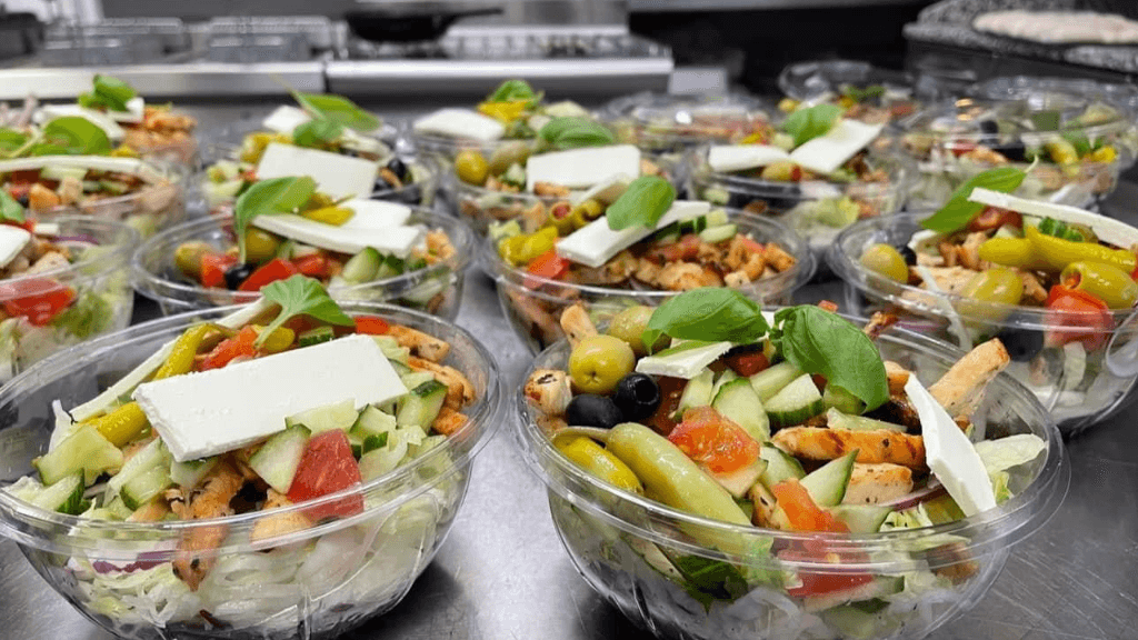 Blandet græsk salat i glasskål med feta