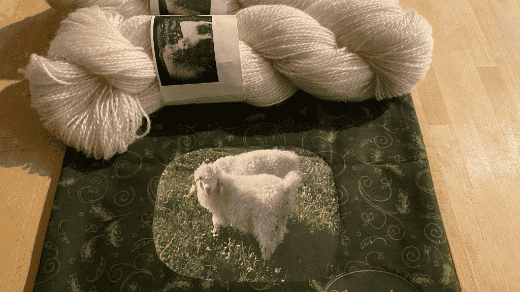 Hvid mohair garn liggende på bord